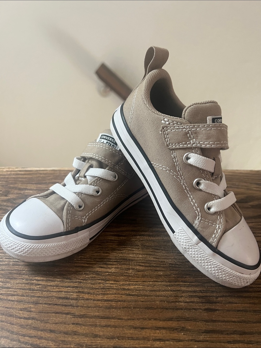 Kids tan converse all star shoes